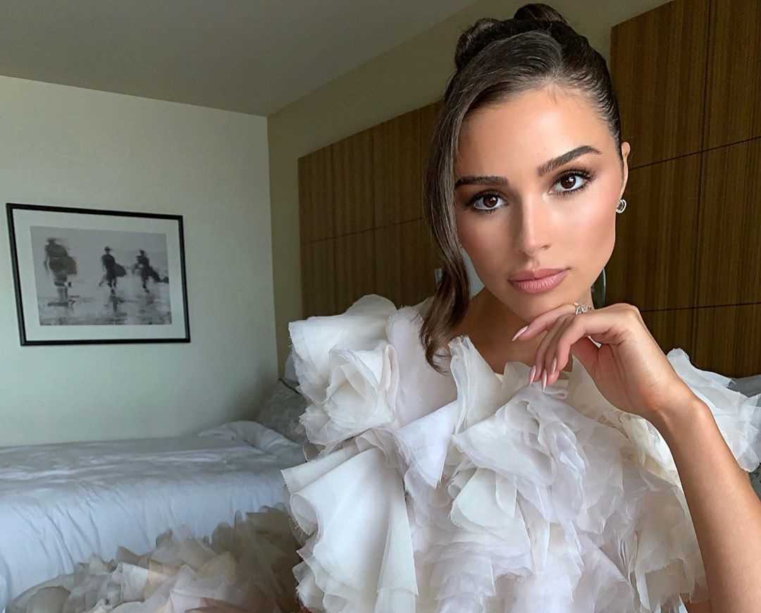 Olivia Culpo's Instagram Live Stream from September 22th 2019. She is Goes Live on Instagram While Getting Ready For Emmy.
