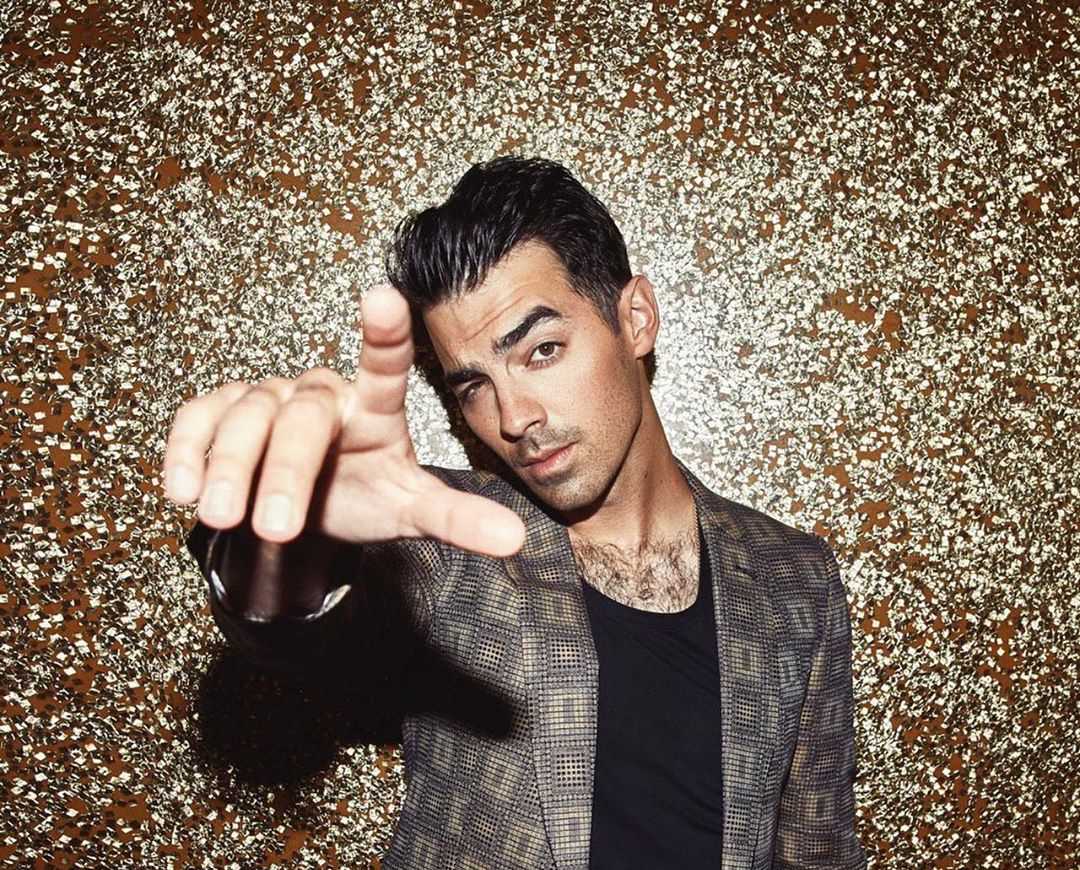 Joe Jonas Debuts Blue Hair on Instagram - wide 3