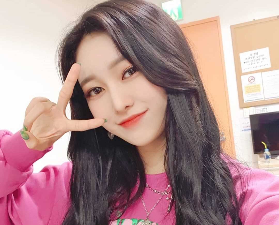 Jane (MOMOLAND)'s Instagram Live Stream from March 15th 2020.